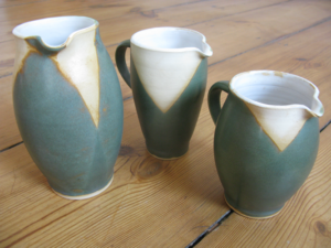 Krug Kg1 Höhe 20 cm<br>
Fassungsvermögen 1 l<br>
Preis 35,00 €<br>
Krug Kg2 Höhe 16,5 cm<br>
Fassungsvermögen 0,75 l<br>
Preis 32,00 €<br>
Krug Kg3 Höhe 15 cm<br>
Fassungsvermögen 0,5 l<br>
Preis 30,00 €