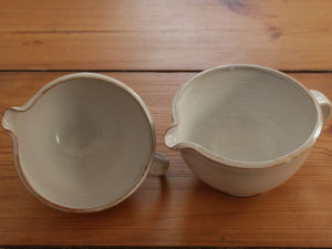 Bezeichnung: Krug<br>
Artikelnummer: K1<br>
Durchmesser: ca. 14 cm<br>
Höhe: ca. 8 cm<br>
Preis: 32,00 €