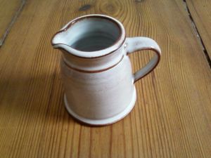 Bezeichnung: Milchkännchen<br>
Artikelnummer: MK1<br>
Höhe: 11 cm<br>
Durchmesser: 12 cm<br>
Preis: 16,00 €