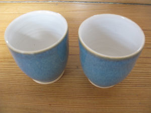 Bezeichnung: Becher<br>
Artikelnummer: Bb1<br>
Höhe: 8 cm<br>
Durchmesser: 7 cm<br>
Preis: 11,00 €