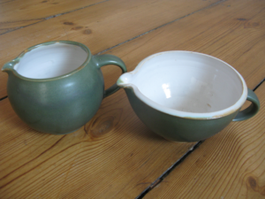 Krug Kg4 Höhe: 11 cm<br>
Fassungsvermögen 1 l<br> 
Preis 26,00 €<br><br>
Krug Kg5 Höhe 9,5 cm<br> 
Durchmesser 15 cm<br> 
Fassungsvermögen 0,75 l<br> 
Preis 29,00 €