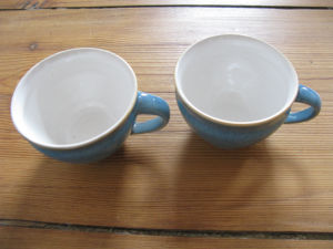 Bezeichnung: Tasse<br>
Artikelnummer: Tb1<br>
Höhe: 7,5cm<br>
Breite 8cm<br>
Preis: 16,00€