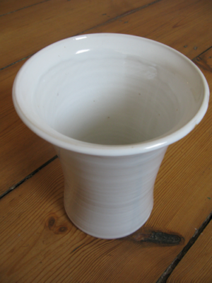 Bezeichnung: Vase<br>
Artikelnummer: V2<br>
Höhe: 21cm<br>
Durchmesser: 18cm<br>
Preis: 65,00€