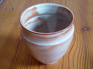 Bezeichnung: Becher<br>
Artikelnummer: B1<br>
Durchmesser:  9 cm<br>
Höhe: 10 cm<br>
Preis: 11,00 €