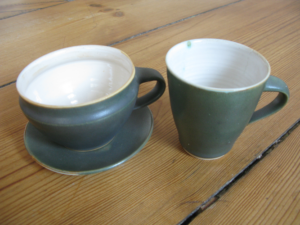 Tg1<br>
Höhe 7,5 cm<br>
Breite 8 cm<br>
Preis 16,00 €<br><br>
Tasse Tg2<br>
Höhe 9,5 cm<br>
Breite 8 cm<br>
Preis 17,50 €