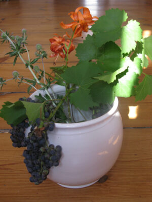 Bezeichnung: Vase<br>
Artikelnummer: V1<br>
Höhe: 20cm<br>
Durchmesser der Öffnung: 19cm<br>
Umfang: 70cm<br>
Preis: 80,00€