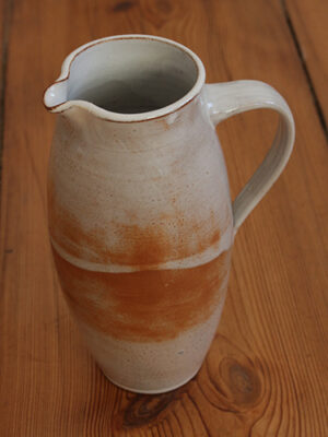 Bezeichnung: schmaler Krug<br>
Artikelnummer: sK1<br>
Durchmesser: 28 cm<br>
Fassungsvermögen: 1,8 l<br>
Preis: 45,00 €